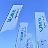 weiße Fahnen mit Siemens Schriftzug vor blauem Himmel