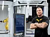 Titan Gilroy von Titans of CNC vor einer Walter Helitronic Schleifmaschine
