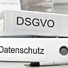Zwei Ordner mit der Aufschrift DSGVO und Datenschutz