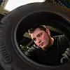 Ein Continental-Mitarbeiter überprüft einen Reifen