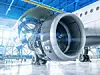 Ein Flugzeugtriebwerk wurde in einem Hangar geöffnet, damit es von Mechanikern gewartet werden kann.