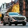 Ein Mercedes-Benz EQC fährt durch Nürnberg.
