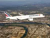 Ein Air-France-Airbus A350 fliegt über eine Stadt hinweg