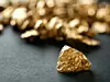 Goldnugget auf schwarzem Hintergrund