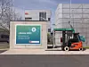 Mit einer eigenen Infrastruktur produziert Linde Material Handling am Standort Aschaffenburg ab sofort grünen Wasserstoff und versorgt damit 21 Brennstoffzellenstapler der Werksflotte mit Energie.