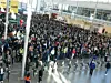 Das Besucherinteresse an der Bauma an den beiden ersten Tagen war enorm: Hier ein Bild von Dienstagmorgen kurz vor der - vorzeitigen - Öffnung der Messe für das Publikum.