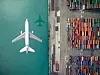 Flugzeug fliegt über Container-Umschlagplatz