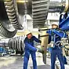 Zwei Techniker im Maschinenbau montieren eine Gasturbine für die Energiewirtschaft.