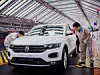 Chinesische VW-Mitarbeiter bei der Qualitätskontrolle in einem chinesischen Volkswagen-Werk