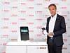CEO Volkmar Denner zeigt den von Bosch entwickelten Covid-19-Schnelltest.
