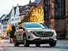 Ein Mercedes-Benz EQC fährt durch Nürnberg.