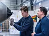 Praktische Trainingseinheiten zur Weiterqualifizierung, betreut von erfahrenen Praxistrainern im eigenen Lufthansa Technik Qualifizierungszentrum