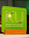 Grüner Pokal mit der Aufschrift IKU - Deutscher Innovationspreis für Klima und Umwelt 2022