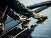 Mann (links erkennbar im Bild) mit Handschuhen repariert Solaranlage