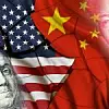 Die Flaggen der USA und Chinas mit den jeweiligen Köpfen auf ihrer Währung reingerendert