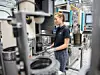 Eine ZF-Mitarbeiterin in Schweinfurt montiert Komponenten für einen Rotor, den rotierenden Teil eines Elektromotors. Der Rotor und der feststehende Stator sind die zwei wesentlichen Bestandteile eines Elektromotors.