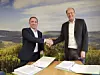 Volker Sembill, Vice President Business Unit Maintenance bei Bilfinger E&M DACH (links) und Michael Duetsch, Vice President bei UPM Biochemicals (rechts) unterzeichnen vor Ort den Sechs-Jahres-Rahmenvertrag..