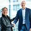 Jensen Huang von Nvidia und Roland Busch von Siemens geben sich die Hand