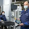 Mitarbeiter im Werk von BMW demonstrieren digitalen Zwilling in der Umsetzung
