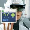 Eine Datenbrille wie die Hololens in Kombination mit einer AR-Anwendung erlaubt neuartige Bedien- und Wartungsansätze an Pharmaanlagen.
