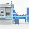 Fertigungssystem mit TrackMotion besteht aus drei Einheiten: der modularen Maschine, dem TrackMotion Automationssystem und dem Teilespeicher