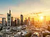 Skyline von Frankfurt am Main bei Sonnenuntergang.