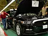 Ford-Mitarbeiter setzt einen Ford Mustang zusammen