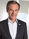 Portrait von Volkmar Denner,Vorstandsvorsitzender Bosch; Mann mit braunen, leicht angegrauten Haaren in dunklem Jackett und weißem Hemd