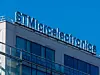 Auf dem achten Platz liegt STMicroelectronics mit einem Umsatz in Höhe etwas mehr als 17 Milliarden US-Dollar. Der europäische Halbleiterhersteller hat seinen Hauptsitz in der Schweiz.