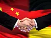 Chinesische und deutsche Flagge nebeneinander. Händeschütteln davor.