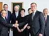 Besiegelten die weitere Zusammenarbeit (v.li.): Masahiro Mimura (Gesellschafter und Präsident Nagahama Seisakusho), Ralf Dieter (CEO Dürr), Andreas Birk (General Legal Counsel Dürr Konzerns / Mitglied des Vorstandes Carl Schenck), Susanne Schlegel (Mitglied des Vorstands Carl Schenck / Kaufm. Geschäftsführerin / CFO Schenck RoTec) , Yasuhiro Yuguchi (CFO Nagahama Seisakusho), Tsuyoshi Nagahama (Gesellschafter Nagahama Seisakusho) und Jörg Brunke (Mitglied des Vorstands Carl Schenck / Vorsitzender der Geschäftsführung Schenck RoTec). -