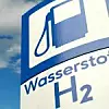 Ein Schild, dass für eine Wasserstoff-Zapfsäule wirbt