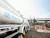 Ein LKW der Firma Thyssenkrupp ist mit Wasserstoff beladen und steht vor einer Brücke.