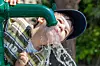 Bub trinkt Wasser aus Pumpenbrunnen - Symbolbild Trinkwasser-Belastung mit PFAS