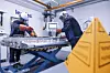Zwei Mitarbeiter von Leadec reparieren eine Hochvoltbatterie