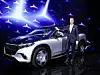 Ola Källenius, Vorsitzender des Vorstands der Mercedes-Benz Group, vor einem Mercedes-Maybach EQS SUV. Der Schwede will das Unternehmen wieder voll auf Oberklasse trimmen.