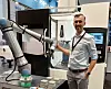Andrea Alboni von Universal Robots zeigt eine Demo-Anlage mit Cobot/kollaborativem Roboter und Werkzeugmaschine auf der Automatica 2023.