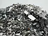 Großer Stapel von Aluminium- und Eisenschrott, bereit zum Recycling