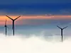 Windkrafträder im Nebel