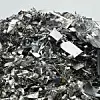 Großer Stapel von Aluminium- und Eisenschrott, bereit zum Recycling