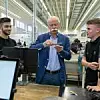 Daimler-Chef Zetsche mit Azubis des Autobauers.