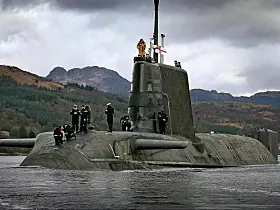 Platz 9: Das britische Atom-U-Boot HMS Astute. Es ist das erste Boot seiner Klasse und stellt eine bedeutende technologische Weiterentwicklung dar. Die Astute wurde 2007 in Dienst gestellt und zählt zu den fortschrittlichsten und leistungsfähigsten Angriffs-U-Booten der Welt. Es ist mit modernsten Waffen und Sensoren ausgestattet, einschließlich Torpedos und Marschflugkörpern, die es zur Bekämpfung von Schiffen und Landzielen sowie zur Durchführung von Aufklärungsmissionen befähigen. Die HMS Astute kann auch Spezialeinheiten für geheime Operationen transportieren und einsetzen.