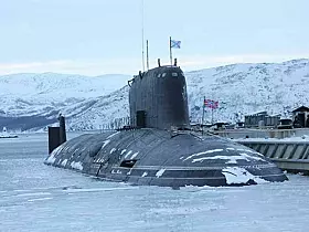 Platz 8: Das russische Atom-U-Boot Sewerodwinsk. Das Boot ist das Typschiff des Projekts 885 Jasen, NATO-Codename Graney, und damit Teil der modernsten russischen Angriffs-U-Boot-Klasse. Die Sewerodwinsk (K56) wurde 2014 in Dienst gestellt. Zu ihren Aufgaben gehören die Bekämpfung von Schiffen und Unterseebooten, die Verteidigung von Marinebasen sowie die Durchführung von Aufklärungsmissionen. Die Yasen-Boote zeichnen sich durch ihre modernen Waffen- und Sensorensysteme aus und sind mit einer Vielzahl von Torpedos, Anti-Schiffs-Raketen, Marschflugkörpern und Minen ausgestattet. Sie nutzen fortschrittliche Tarn- und Geräuschreduzierungstechnologien, um ihre Entdeckung durch feindliche Kräfte zu erschweren.