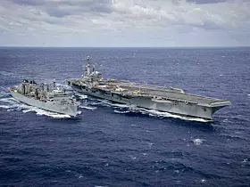 Platz 7: Der Flugzeugträger USS George H. W. Bush (CVN-77). Die Bush ist das zehnte und letzte Schiff der amerikanischen Nimitz-Klasse atomgetriebener Flugzeugträger. Sie wurde 2009 in Dienst gestellt und spielt eine wichtige Rolle in der Machtprojektion der US Navy weltweit. Der Träger verfügt über moderne Technologie, wie Kampfflugzeuge und Hubschrauber verschiedener Typen, fortschrittliche Radarsysteme und eine Vielzahl von Waffensystemen. Er kann in verschiedenen Einsatzszenarien eingesetzt werden, einschließlich Luftschlägen, Meeresüberwachung, amphibischer Kriegsführung und Unterstützung von Spezialkräften.