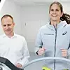 Dr. Daniel Mauss, Leiter des Porsche Gesundheitsmanagements, mit Tennis-Profispielerin und Porsche-Markenbotschafterin Julia Görges beim Startschuss für den Check-up. Beim Porsche-Check-up handelt es sich um eine dreistündige ärztliche Untersuchung und Beratung, die während der regulären Arbeitszeit stattfindet und für die Mitarbeiter kostenlos ist.