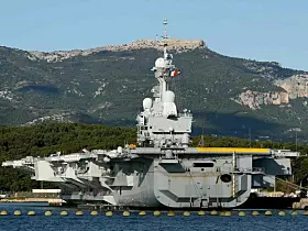 Platz 6: Der französische Flugzeugträger Charles de Gaulle. Sie ist das Flaggschiff und der einzige Flugzeugträger der französischen Marine. Die Charles de Gaulle ist auch der einzige nuklearbetriebene Flugzeugträger, der außerhalb der Vereinigten Staaten gebaut wurde. Seit seiner Indienststellung im Jahr 2001 spielt die Charles de Gaulle eine zentrale Rolle bei der militärischen Machtprojektion und nationalen Verteidigung Frankreichs. Der Flugzeugträger ist mit einer Vielzahl von Kampfflugzeugen und Hubschraubern ausgestattet, wie der Rafale M und der E-2C Hawkeye. Dadurch ist er in der Lage, eine breite Palette von Missionen durchzuführen, wie zum Beispiel Luftangriffe, Aufklärung, Luftüberwachung und Unterstützung von Bodentruppen.
