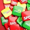 SPD, FDP und Grünen Sticker liegen auf einem Haufen.