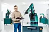 Mensch programmiert Cobot Horst1000 von Fruitcore Robotics