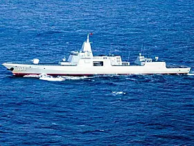 Platz 4: Der chinesische Zerstörer Wuxi der 055-Klasse. Die Schiffe des Typ 055 gehören zu den größten und technologisch fortschrittlichsten Zerstörern der Welt. Sie sind für eine Vielzahl von Aufgaben ausgelegt, darunter Flugabwehr, U-Boot-Abwehr und Oberflächenkriegsführung. Sie sind mit modernen Waffensystemen ausgestattet, einschließlich einer Vielzahl von Raketen für verschiedene Einsatzzwecke. Zusätzlich verfügen sie über fortschrittliche Radarsysteme und Elektronik, die ihre Fähigkeit zur Aufklärung und elektronischen Kriegsführung verbessern. Ein wesentliches Merkmal der 055-Klasse ist ihre Größe und umfangreiche Bewaffnung. Dadurch unterscheidet sie sich von traditionellen Zerstörern und wird eher in die Kategorie von Kreuzern eingeordnet.
