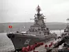 Platz 3: Der atombetriebene Raketenschlachtkreuzer Admiral Uschakow (Ex-Kirov). Sie ist ein Kriegsschiff der russischen Marine und das Typschiff der Kirov-Klasse, die manchmal auch als Projekt 1144 Orlan bezeichnet wird. Diese Klasse von Kriegsschiffen gehört zu den größten und schwersten Oberflächenkampfschiffen der Welt, die nach dem Zweiten Weltkrieg gebaut wurden. Die Admiral Uschakow wurde Anfang der 1980er Jahre in Betrieb genommen. Ausgestattet mit einer Vielzahl von Waffensystemen, darunter Anti-Schiffs-Raketen, Flugabwehrraketen und Torpedos, ist die Admiral Uschakow in der Lage, eine breite Palette von Missionen durchzuführen. Ihre Hauptaufgaben umfassen die Bekämpfung von Oberflächen- und U-Boot-Zielen sowie die Luftverteidigung für Flottenverbände. Ihre Zukunft ist aktuell ungewiss - nach einem Unfall ist ihre Verschrottung angedacht.